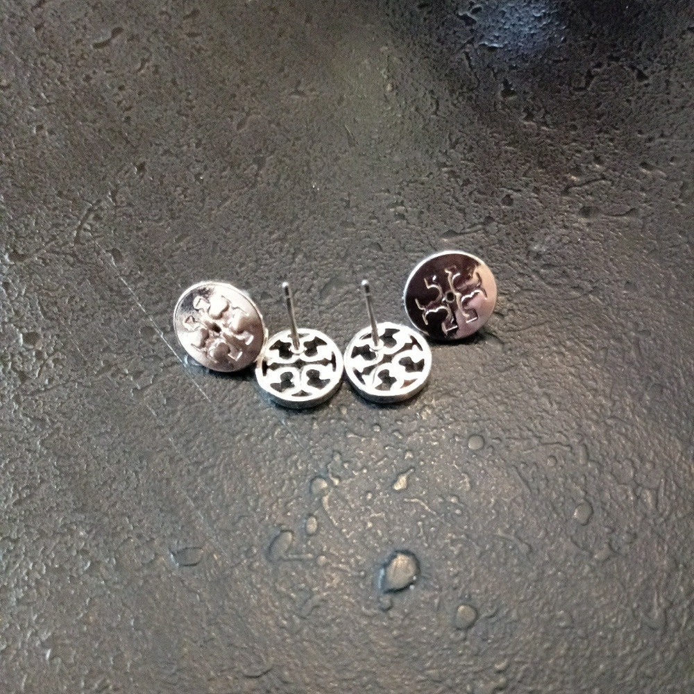 Tory Burch NWOT Silver Circle Logo Stud Earrings - Picture 4 of 8